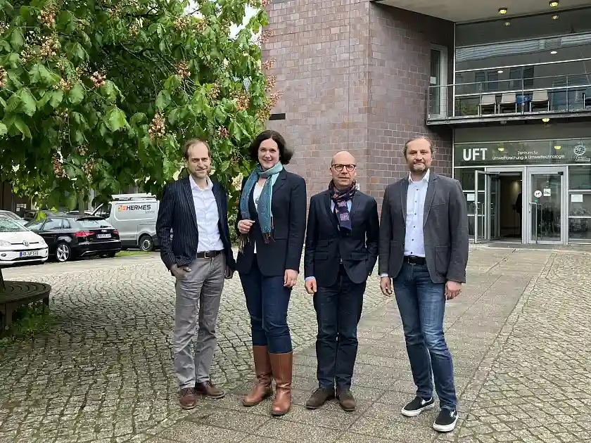 Nach den angeregten Gesprächen darüber, wie Forschung in Bremen zur Lösung praktischer Probleme beiträgt: v.l.n.r. Ralf Stapp (Geschäftsführer BAB), Senatorin Kathrin Moosdorf, Florian Franz (Geschäftsführer hansewasser), Prof. Dr.-Ing. habil. Sven Kerzenmacher (Sprecher UFT). Foto: Umweltressort