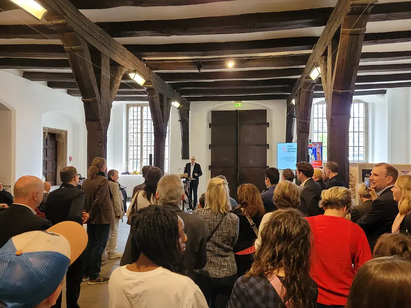 Bürgermeister Bovenschulte spricht zur Ausstellungseröffnung. Foto: Senatspressestelle 