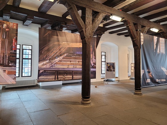 Großformatige Aufnahmen holen den Rathaus-Dachboden in die Untere Halle. Foto: Senatspressestelle