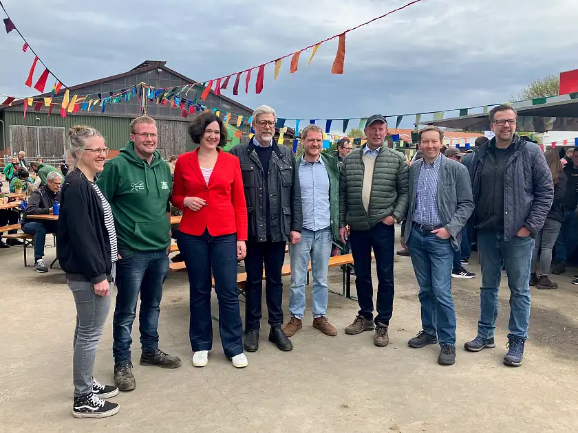 Senatorin Kathrin Moosdorf (3.v.l.) mit Vertreterinnen und Vertretern der Bremischen Landwirtschaft. Links neben ihr Enno Schumacher. Seine Rinder konnten heute zurück auf die Weide. Foto: Umweltressort