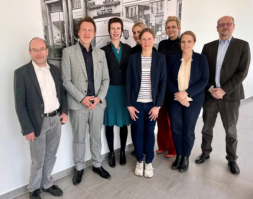 Der neue Bildungsrat des IQHB (von links): Prof. Dr. Johannes Hartig (DIPF), Thomas Duveneck (Abteilungsleiter 2 in der Senatsverwaltung für Bildung, Jugend und Familie in Berlin), Dr. Martina Diedrich (IfBQ Hamburg), Nadine Porwoll (Schulleitun der Neuen Grundschule Lehe) Prof. Dr. Ann Moldenhauer (Universität Bremen), Elke Wolf (Referatsleitung (Qualitätsentwicklung und Standardsicherung) bei der Senatorin für Kinder und Bildung in Bremen), Prof. Dr. Marcus Pietsch (Leuphana Universität Lüneburg). Foto: Bildungsressort