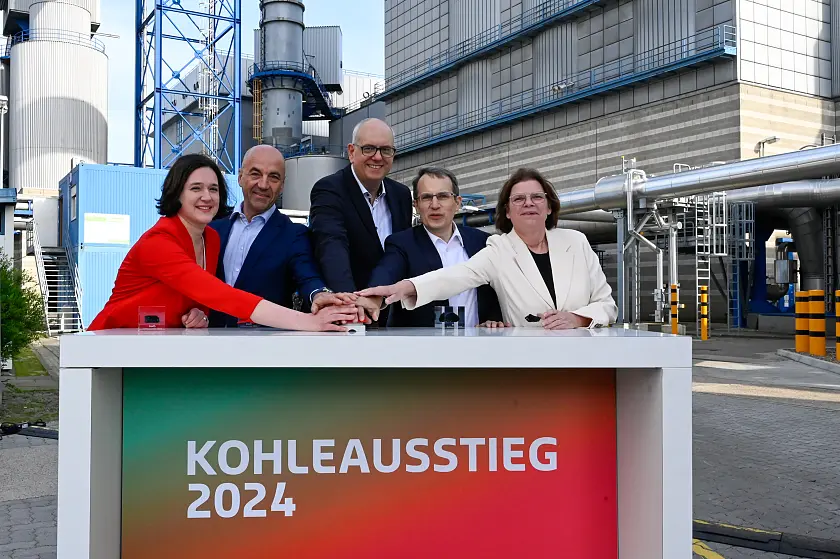 Am Knopf, der die Kohle-Verstromung in Bremen beendet (von links): Umweltsenatorin Kathrin Moosdorf, EWE-Vorstandsvorsitzender Stefan Dohler, Bürgermeister Andreas Bovenschulte, swb-Vorstandsvorsitzender Karsten Schneiker, Wirtschaftssenatorin Kristina Vogt. Foto: Senatspressestelle