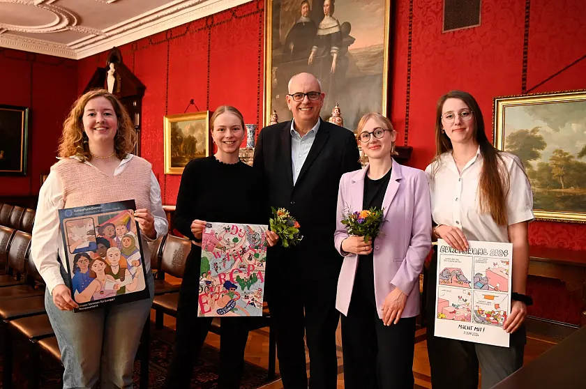 Bürgermeister Andreas Bovenschulte mit den Gewinnerinnen des Comic- und Illustrationswettbewerbs Du! Wählst! Europa! (von links): Amy Justen (3. Platz), Bjørg Rühs und Marie-Lulu Högemann (1. Platz) und Livia Brocke (2. Platz). Foto: Senatspressestelle