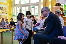 Kinder der Kita Betty Gleim erzählten Bürgermeister Andreas Bovenschulte von ihrem Auftritt im Zirkus Eldorado. Foto: Senatspressestelle