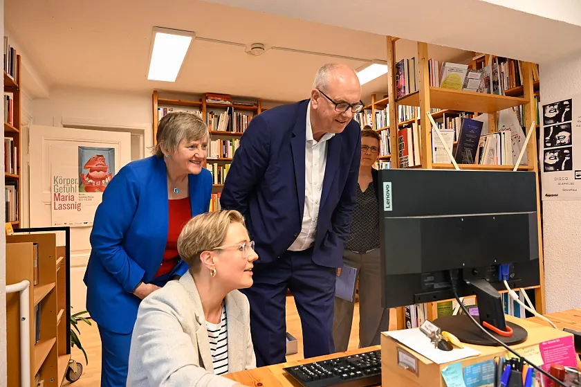 Bei seinem Rundgang ließ sich Bürgermeister Andreas Bovenschulte unter anderem auch das digitale Frauenarchiv zeigen. Personen (v.l.): Rebecca Gefken, stellvertretende Geschäftsführerin von Belladonna, Maren Bock, Gründerin und Geschäftsführerin von Belladonna, Bürgermeister Andreas Bovenschulte, Insa Sommer, Senatskanzlei Bremen. Foto: Senatspressestelle