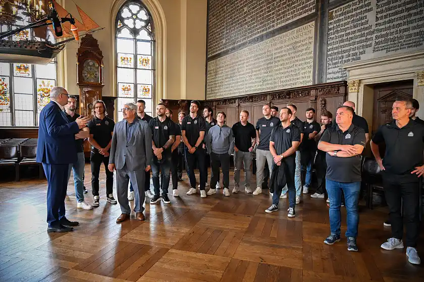 Rathausführung für die Fischtown Pinguins: Bürgermeister Bovenschulte zeigt ihnen die Obere Halle des Rathauses. Foto: Senatspressestelle