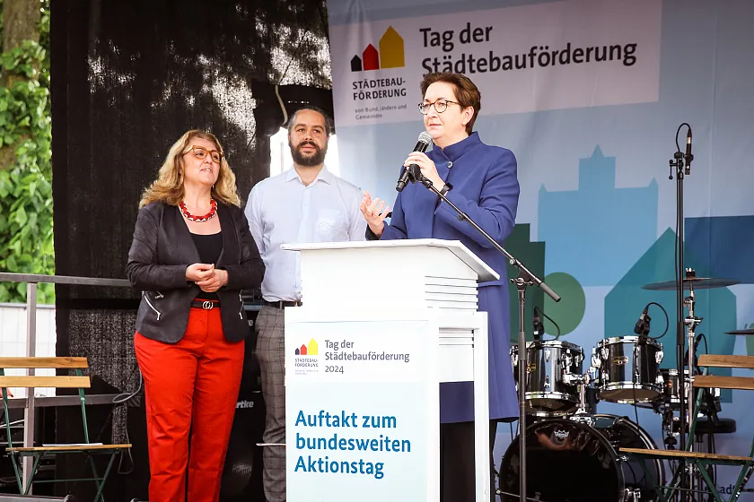 Bundesbauministerin Klara Geywitz eröffnet gemeinsam mit Bausenatorin Özlem Ünsal und Johannes Osterkamp, Beiratssprecher Beirat Neustadt, den Tag der Städtebauförderung in Huckelriede.  Foto: Jasper Wessel | Bauressort