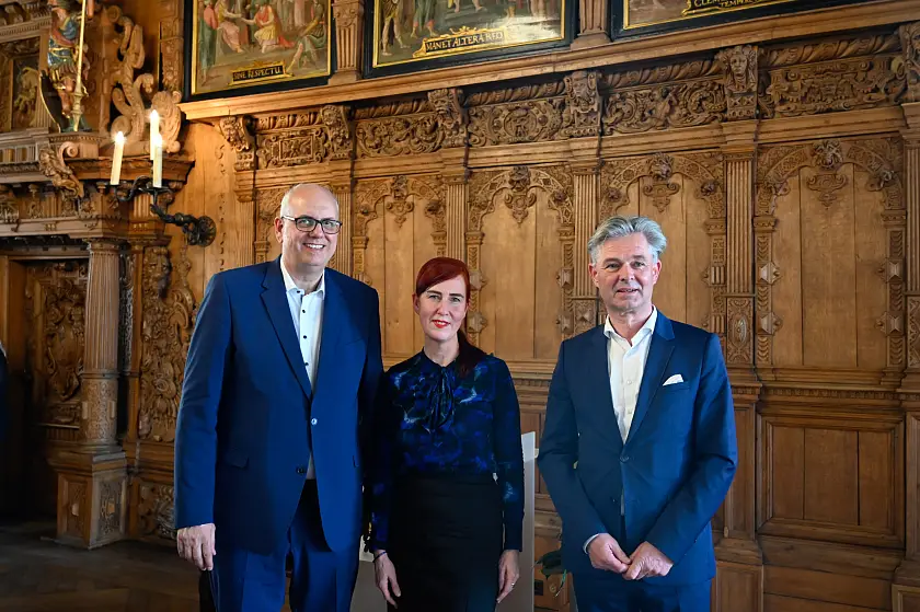 Bürgermeister Dr. Andreas Bovenschulte, Filmwissenschaftlerin Dr. Morticia Zschiesche und Leiter des City 46, Holger Tepe in der Oberen Halle des Rathauses. Foto: Senatspressestelle