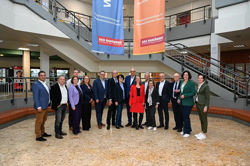 Senat und Vorstands sowie Geschäftsführung der Handwerkskammer trafen sich im Kompetenzzentrum Handwerk GmbH. Foto: Senatspressestelle