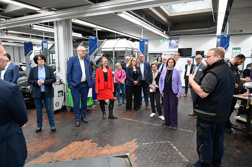 Besuch in der Kfz-Werkstatt des Kompetenzzentrums. Foto: Senatspressestelle