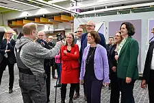  Erläuterung des Lackiersimulators durch einen Meister. Foto: Senatspressestelle