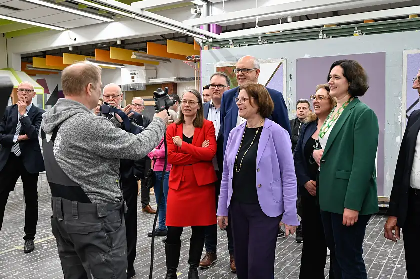  Erläuterung des Lackiersimulators durch einen Meister. Foto: Senatspressestelle