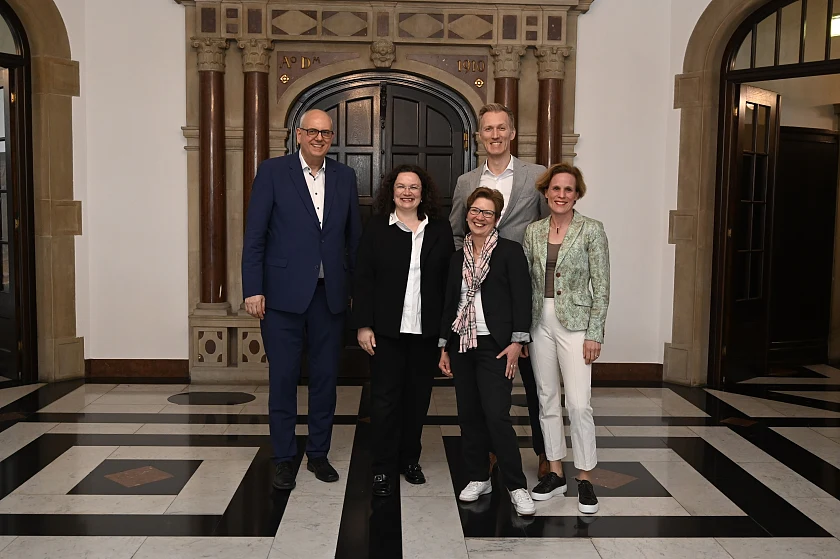 Vor dem Gespräch (von links): Bürgermeister Andreas Bovenschulte, Andrea Nahles (Vorstandsvorsitzende Bundesagentur für Arbeit), Arbeitssenatorin Claudia Schilling, Daniel Terzenbach und Katrin Krömer (Vorstand Bundesagentur). Foto: Senatspressestelle