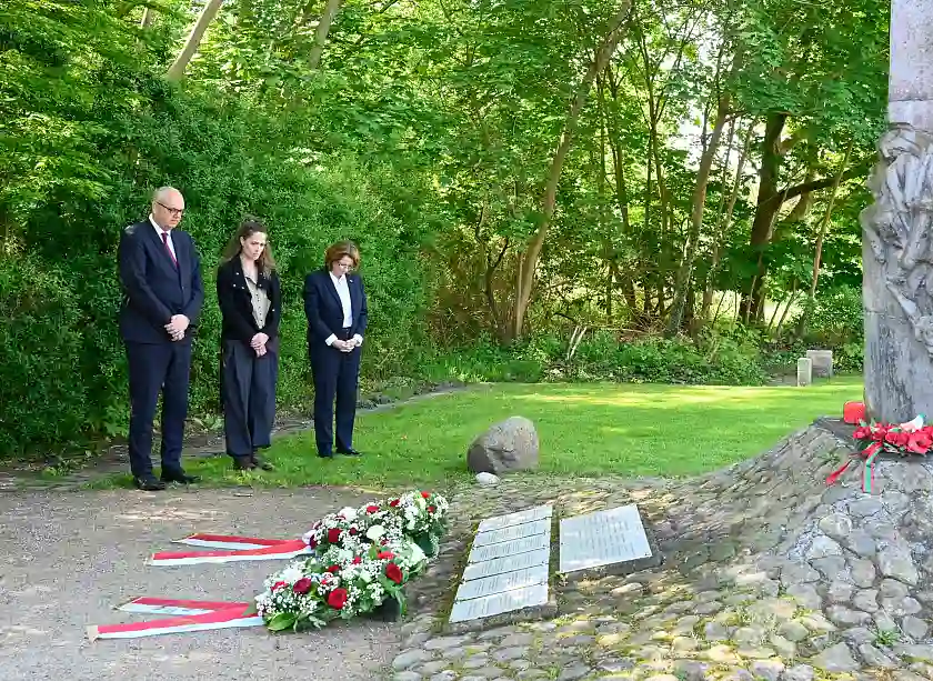 Am Mahnmal beim Denkort Bunker Valentin (von links): Bürgermeister Andreas Bovenschulte, Lena Blum von Laut gegen Rechts und Bürgerschaftspräsidentin Antje Grotheer. Foto: Senatspressestelle