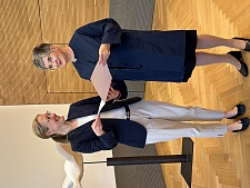 Die Ernennungsurkunde erhielt Prof. Dr. Iris Reuther (r.) in München von TUM-Vizepräsidentin für Talentmanagement und Diversity, Prof. Claudia Preuß (l.). Foto: TU München