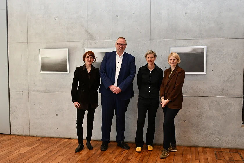 (v.l.n.r.) Simone Ewald (Senator für Kultur), Staatsrat Dr. Joachim, Künstlerin Katja Blum, Dr. Alexandra Tacke (Senator für Kultur). Foto: Landesvertretung Bremen