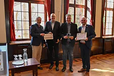 Der Teampreis ging in diesem Jahr an den OSC Bremerhaven. Personen (v.l.): Jörg Twiefel, SOHB Vorstandsvorsitzender, Bürgermeister Andreas Bovenschulte, Christian Kosog OSC Bremerhaven, Helge Treiber, Vizepräsident Special Olympics Bremen. Foto: Senatspressestelle