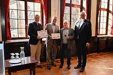 Der Einzelpreis ging an Jürgen Maly vom ATS Buntentor: Jörg Twiefel, SOHB Vorstandsvorsitzender, Thomas Fürst, ehem. Vorstandsvorsitzender Sparkasse Bremen, Jürgen Maly, Vereinsvorsitzende vom ATS Buntentor, Bürgermeister Andreas Bovenschulte. Foto: Senatspressestelle
