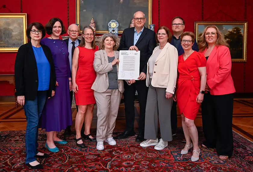 Bremer Senat und Landesfrauenbeauftragte haben die Gemeinsame Erklärung gegen Sexismus und sexuelle Belästigung unterzeichnet: (von rechts) Senatorinnen Özlem Ünsal und Claudia Schilling, Senator Björn Fecker, Senatorin Kristina Vogt, Bürgermeister Andreas Bovenschulte, Landesfrauenbeauftragte Bettina Wilhelm,  Senatorin Sascha Karolin Aulepp, Senator Ulrich Mäurer, Senatorinnen Kathrin Moosdorf und Claudia Bernhard. Foto: Senatspressestelle