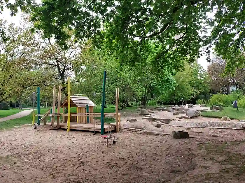 In den Neustadtswallanlagen können Kinder nun auch in neuen kleinen Holzhäusern spielen. Foto: Sozialressort 