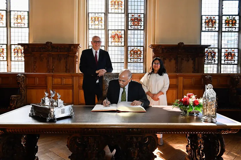 Der Botschafter der Republik Indien, Harish Parvathaneni, trägt sich in das Goldene Buch der Freien Hansestadt Bremen ein. Mit im Bild: Bürgermeister Andreas Bovenschulte und Generalkonsulin Soumya Gupta. Foto: Senatspressestelle