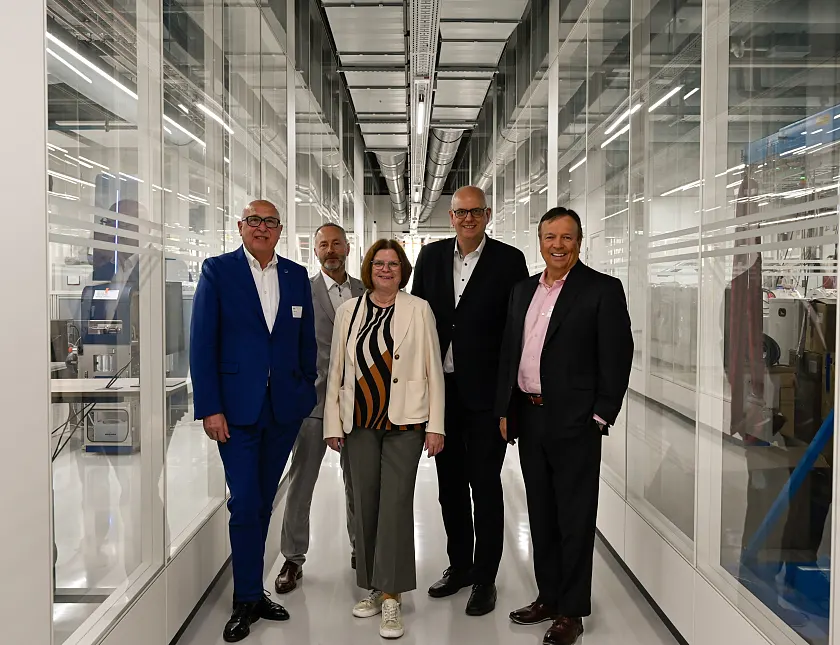 Rundgang durch den neuen Standort von Bruker. Personen (v.l.): Jürgen Srega, Präsident Bruker Calid Group; Thomas Brünjes, Betriebsleiter; Wirtschaftssenatorin Kristina Vogt, Bürgermeister Dr. Andreas Bovenschulte, Dr. Frank Laukien, CEO Bruker.  Foto: Senatspressestelle