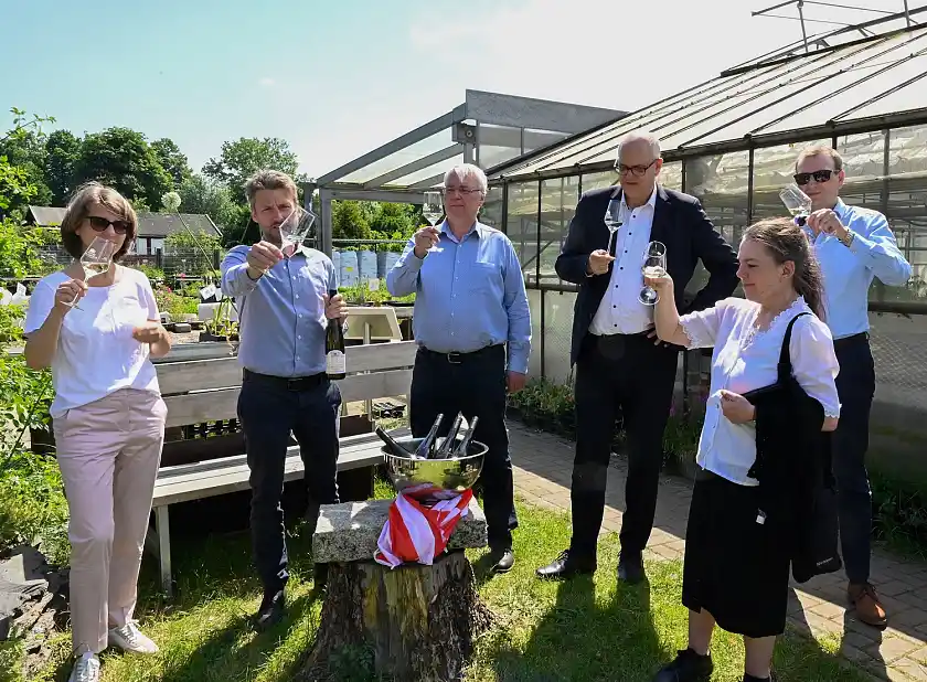 Weinvorstellung in der Martinshof Gärtnerei - (v.l.)  Martinshof-Geschäftsführung Sabine Kohler, Ratskellermeister Frederik Janus, Dirk Dieling von der Martinshof-Gärtnerei, Bürgermeister Andreas Bovenschulte, Martina Sarnowski-Lütjen (Martinshof) und Philipp Hirth von der Martinshof-Geschäftsführung