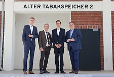 Finanzstaatsrat Dr. Martin Hagen, Dr. Johann Bizer, Vorstandsvorsitzender von Dataport, Finanzsenator Björn Fecker und Marcel Linnemann, Geschäftsführer des Quartiers- und Projektentwicklers Justus Grosse bei der Einweihung des Innovationscampus der öffentlichen Verwaltung. Foto: Finanzressort