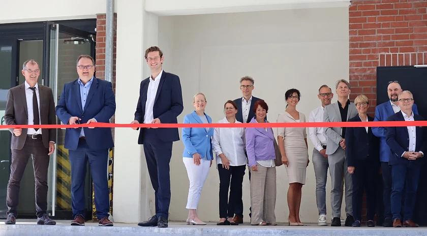 Dr. Johann Bizer, Vorstandsvorsitzender von Dataport,  Finanzsenator Björn Fecker und Marcel Linnemann, Geschäftsführer des Quartiers- und Projektentwicklers Justus Grosse,(von li.) durchtrennen zur Einweihung des Innovationscampus der öffentlichen Verwaltung das symbolische rote Band. Im Hintergrund Finanzstaatsrat Dr. Martin Hagen (3. von re.) mit Abteilungs- und Referatsleitungen des Finanzressorts sowie Geschäftsleitungen von Dataport und Justus Grosse.. Foto: Finanzressort