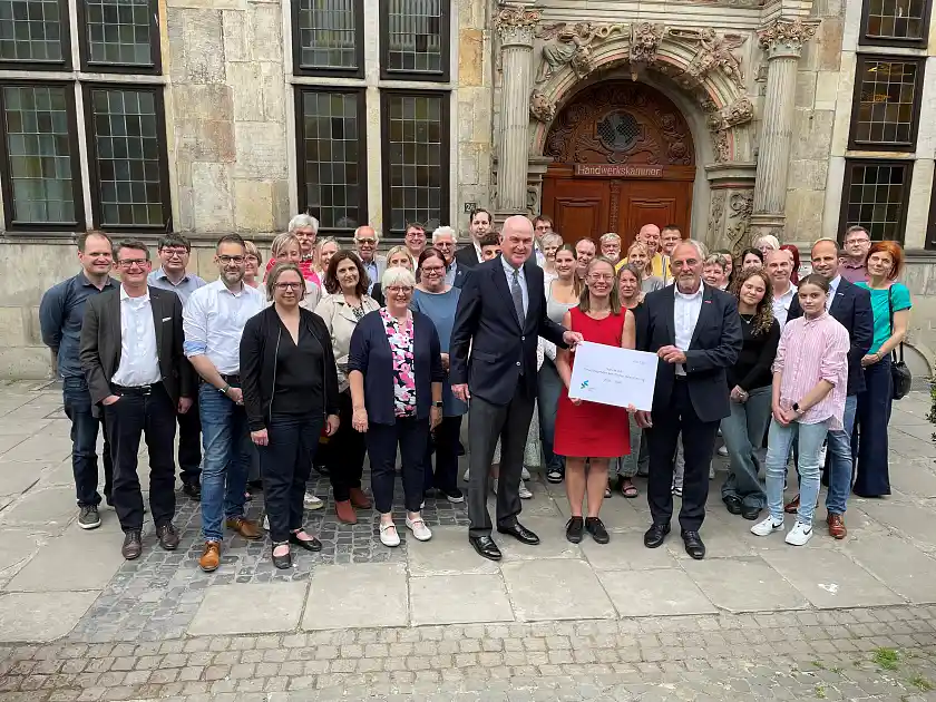 Für hervorragende Berufsorientierung haben Handelskammer-Vizepräses André Grobien, Bildungssenatorin Sascha Karolin Aulepp und Handwerkskammer-Vizepräses Hans-Joachim Stehr (vordere Reihe v.l.) sechs Schulen ausgezeichnet. Foto: Handwerkskammer Bremen