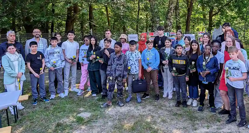 Senatorin Sascha Karolin Aulepp (2. von re.) mit Kindern und Lehrkräften der neuen Willkommensschule in Bremen Nord. Foto: Bildungsressort
