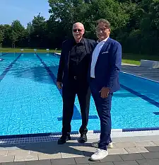Sportsenator Ulrich Mäurer (li.) stellt im Horner Bad den neuen Geschäftsführer der Bremer Bäder GmbH vor: Henry Peukert. Foto: Senator für Inneres und Sport