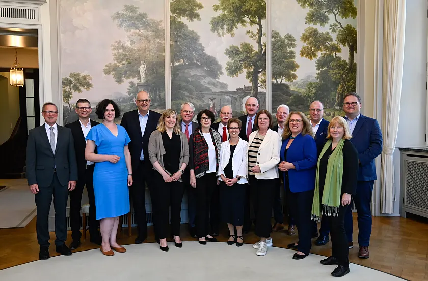 Senat trifft Handelskammer. Personen (v.l.): Handelskammer-Hauptgeschäftsführer  Dr. Matthias Fonger, Michael Frieß, Senatorin Kathrin Moosdorf, Bürgermeister Andreas Bovenschulte, Verena Grewe, Handelskammer-Präses Eduard Dubbers-Albrecht, Senatorin Claudia Bernhard, Senator Ulrich Mäurer, Senatorin Claudia Schilling, André Grobien, Senatorin Kristina Vogt, Dr. Thorsten Haase, Senatorin Özlem Ünsal, Stefan Brockmann, Staatsrätin Katharina von Fintel und Senator Björn Fecker. Foto: Senatspressestelle