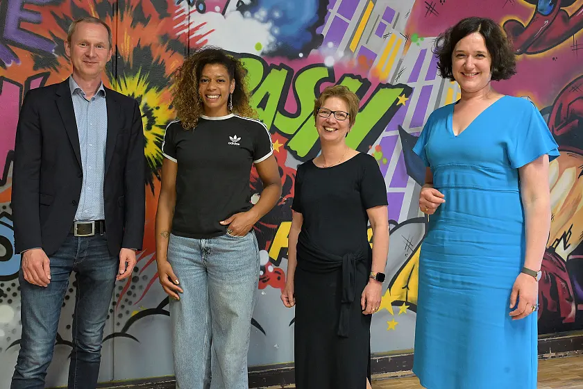 Sie stellten die Erfolge des Klimaschutzprojekts ener:freizi gemeinsam vor: Martin Grocholl von der Klimaschutzagentur energiekonsens, Larah Ndure vom DRK Jugendzentrum Findorff, Jugend- und Sozialsenatorin Dr. Claudia Schilling und Umweltsenatorin Kathrin Moosdorf (v.l.n.r.). Foto: ener:freizi / Michael Bahlo