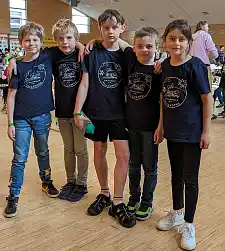 Die Bremer Grundschule am Pulverberg stellt die neuen Deutschen Schulschachmeister (von links): Mattis Leppin, Tammo Mettenbrink, Noah Stulgies, Noah Etienne Hesterberg und Milav Elalo. Foto: Mareike Leppin