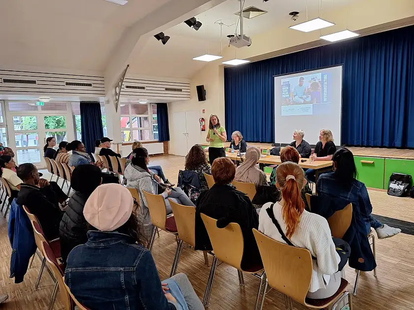 Senatorin Sascha Karolin Aulepp warb in Gröpelingen vor rund 50 Interessierten für ein Qualifizierungsangebot zur Kindertagespflegekraft.  Foto: Bildungsressort