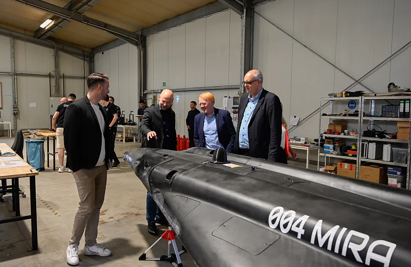 Bürgermeister Andreas Bovenschulte lässt sich die Technik des Flugdemonstrators Mira erklären. Personen (v.l.): Mike Schroeder, Senatskanzlei Bremen; Alexander Kopp, CEO Polaris; Siegried Monser, Raumfahrtkoordinator Land Bremen; Bürgermeister Andreas Bovenschulte. Foto: Senatspressestelle