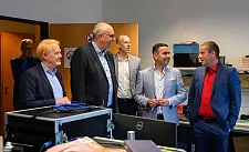 Während des Besuchs bei DSI erhielt Bürgermeister Andreas Bovenschulte einen Rundgang durch die Produktionsräume. Personen (v.l.): Andreas Menge, Director Finance & Operations; Siegried Monser, Raumfahrtkoordinator Land Bremen; Bürgermeister Andreas Bovenschulte; Ole Bischoff, Director Research & Development; Elias Hashem, CEO; Sebastian Brandt, Director Projects. Foto: Senatspressestelle 