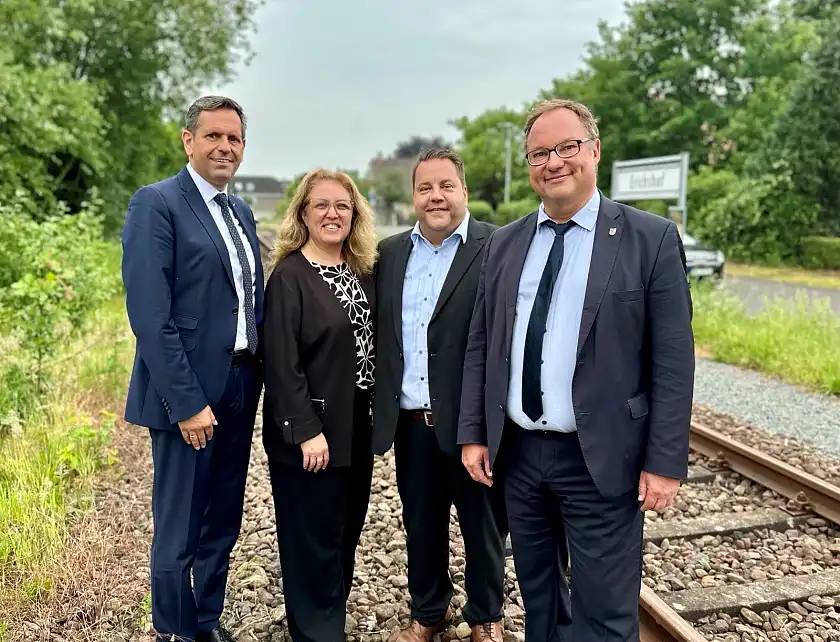 Zusammen für Line 8 von Bremen über Stuhr nach Weyhe: v.l. Niedersachsens Verkehrsminister Olaf Lies, Bremens Mobilitätssenatorin Özlem Ünsal, Bürgermeister Frank Seidel (Gemeinde Weyhe) und Bürgermeister Stephan Korte (Gemeinde Stuhr). Foto: Bauressort