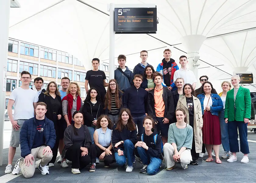 Die 30 Delegierten (Schüler:innen/Referendar:innen/Lehrer:innen) aus dem Land Bremen warten am ZOB auf Ihren Fernbus zum Demokratiefest in Berlin. Foto: Michael Schnelle, SKB-Fotoarchiv Bremen
