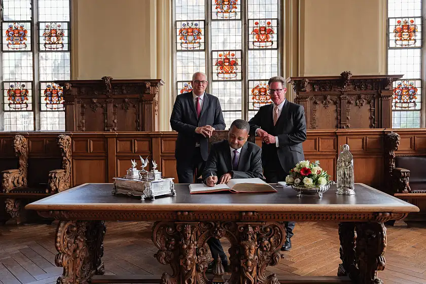 Eintrag ins Goldene Buch. Personen (v.l.): Bürgermeister Andreas Bovenschulte; S.E. Herr Fekadu Beyene Ayana, Botschafter der Demokratischen Bundesrepublik Äthiopien; Honorarkonsul Thomas Gerkmann. Foto: Senatspressestelle.