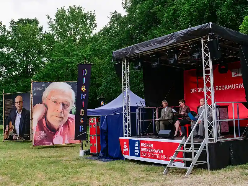 Peter Lüchinger, Erika Spalke und Michael Meyer (von linksd) auf der Bremen-Bühne im Berliner Tiergarten. Foto: Senatspressestelle
