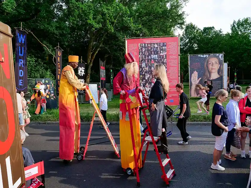 Auf Stelzen laufend begegneten die Akteurinnen und Akteure des Kulturladen Huchting den Gästen auf dem Demokratiefest, brachten sie mit Trittleitern auf Augenhöhe, um mit ihnen über den Wert der Demokratie zu sprechen. Foto: Senatspressestelle