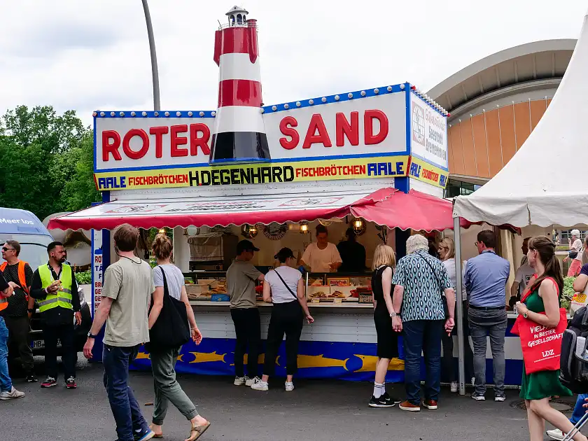 Über regen Zuspruch freuten sich Alexandra Nietner und ihr Team , die Bremerhaven kulinarisch vertraten. Foto: Senatspressestelle