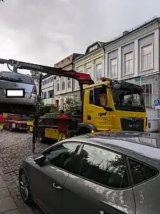 Einer von 33 Wagen, die am Wochenende vom Ordnungsamt abgeschleppt wurden, um Rettungswege frei zu halten. Foto: Innenressort