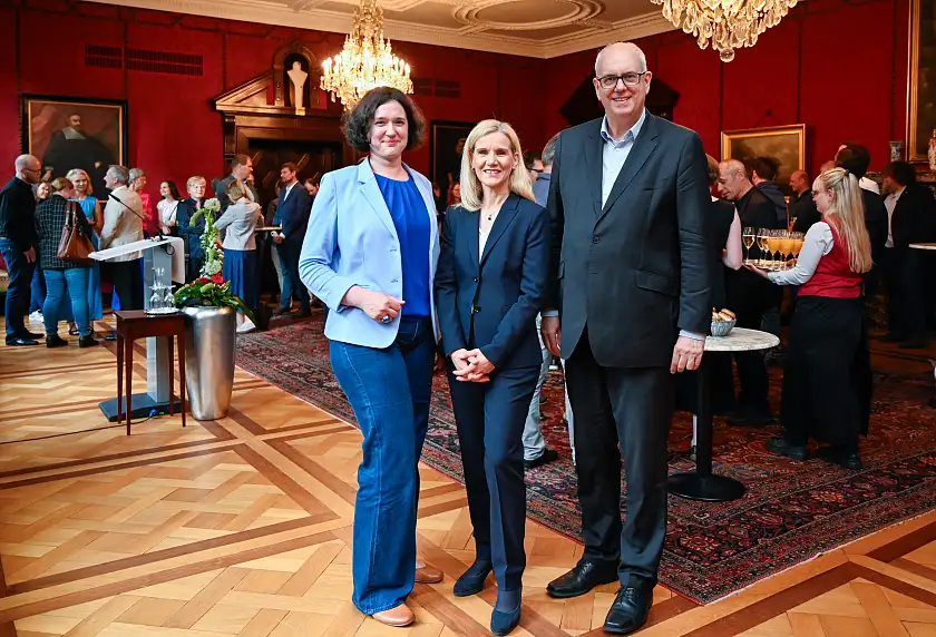 Bürgermeister Dr. Andreas Bovenschulte, Prof. Dr. Jutta Günther, Rektorin der Universität Bremen und Kathrin Moosdorf, Senatorin für Umwelt, Klima und Wissenschaft beim Senatsempfang für die Exzellenzcluster-Teams der Universität Bremen. Foto: Senatspressestelle