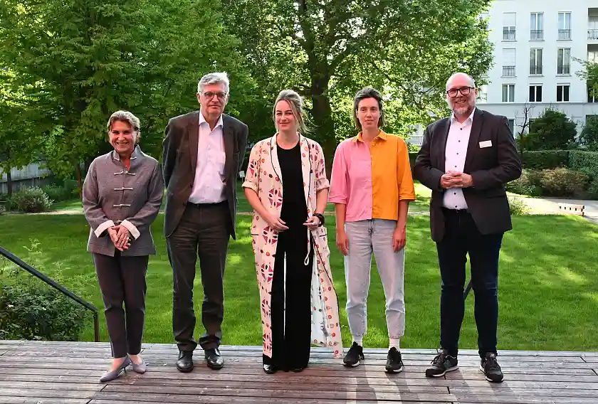(v.l.n.r.) Barbara Lison, (Vorstandsmitglied und Geschäftsführerin der Rudolf-Alexander-Schröder-Stiftung), Dr. Lothar Müller, (Vorstand der Rudolf-Alexander-Schröder-Stiftung, Literaturkritiker und Autor), Teresa Präauer, (Literaturpreisgewinnerin 2024), Katharina Mevissen, )Förderpreisgewinnerin 2024), Frank Hanf (Dienststellenleiter Landesvertretung Bremen). Foto: Landesvertretung Bremen