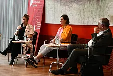 (v.l.n.r.) Teresa Präauer (Literaturpreisgewinnerin 2024), Katharina Mevissen (Förderpreisgewinnerin 2024), Dr. Lothar Müller (Vorstand der Rudolf-Alexander-Schröder-Stiftung, Literaturkritiker und Autor). Foto: Landesvertretung Bremen