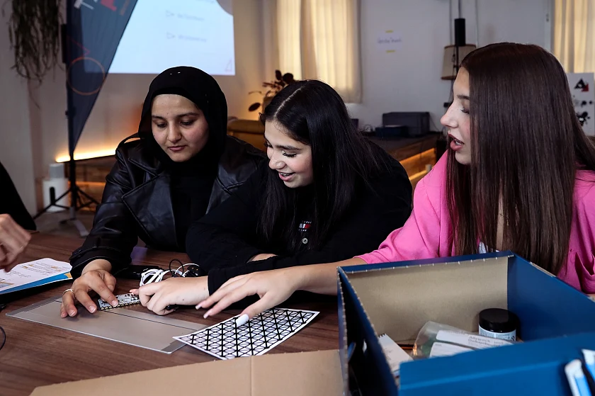 Sind konzentriert bei der Sache: Schülerinnen beschäftigen sich am ersten Workshop-Tag mit ihrer Aufgabe, ein sprechendes Poster zu entwerfen. Foto: vomhörensehen