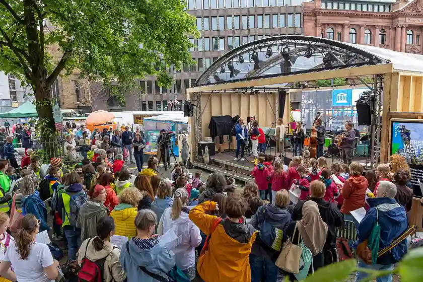 Auf der Bühne am Neptunbrunnen: Eröffnung der Bremer Welterbetage 2024. Foto: Senatskanzlei/ Pat Leo 